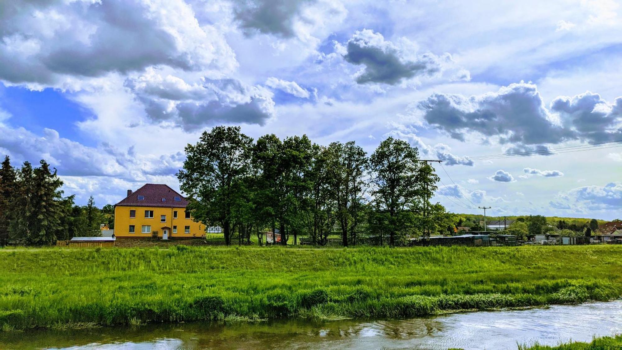 Gelbes Haus Seenland Ferienwohnungen Xl Elsterheide Exterior foto